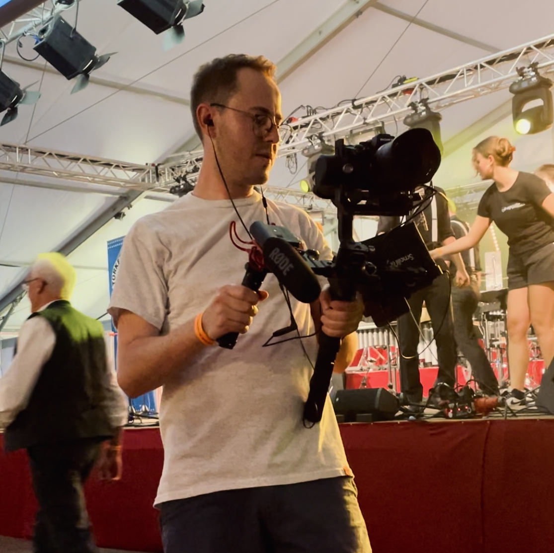 Fabio Beinhofer beim Filmen mit Gimbal für ein Projektvideo