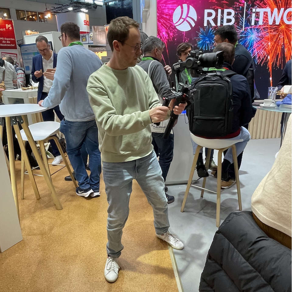 Fabio Beinhofer beim Filmen mit Gimbal auf einer Messe
